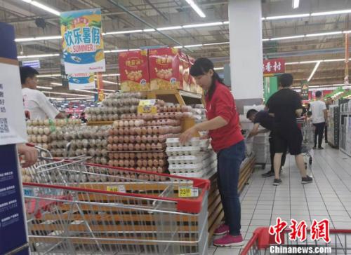 圖為(wèi)超市(shì)裡(lǐ)的(de)雞蛋區(qū)。謝(xiè)藝觀 攝 圖為(wèi)超市(shì)裡(lǐ)的(de)雞蛋區(qū)。謝(xiè)藝觀 攝
