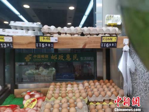 圖為(wèi)郵政超市(shì)內(nèi)售賣的(de)雞蛋。 謝(xiè)藝觀 攝 圖為(wèi)郵政超市(shì)內(nèi)售賣的(de)雞蛋。 謝(xiè)藝觀 攝